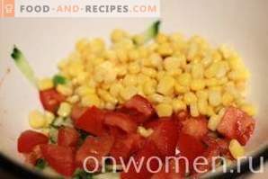 Salāti ar krabju nūjiņām, tomātiem un kukurūzu
