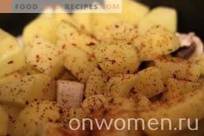 Kycklinglever med potatis och svamp i en långsam spis