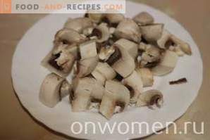 Kycklinglever med potatis och svamp i en långsam spis