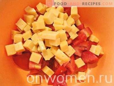 Salāti ar vistu, sieru, tomātiem un krekeriem