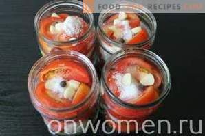 Pomidorai su griežinėliais su svogūnais ir sviestu žiemai