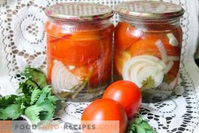 Pomidorai su griežinėliais su svogūnais ir sviestu žiemai