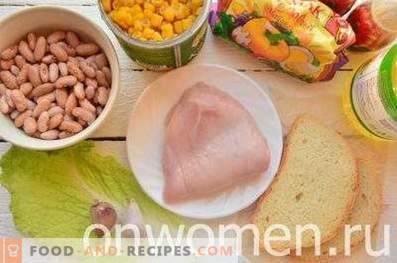 Salāti ar pupiņām, krekeriem, kukurūzu un vistu