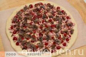 Pizza med korv, svamp, ost och tomater