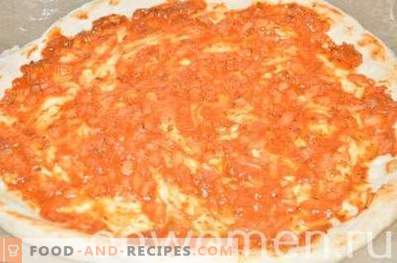 Pizza ar salami un mozzarellu uz rauga mīklas