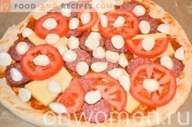 Pizza ar salami un mozzarellu uz rauga mīklas