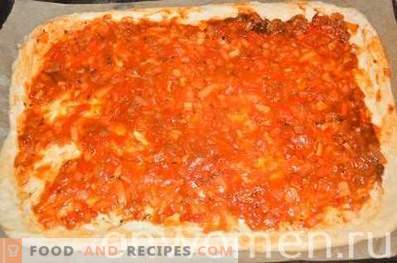 Pizza op gistdeeg met balik en mozzarella