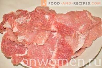 Schweinefleisch auf Kartoffelkissen im Ofen