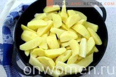 Kartupeļi, kas cepti ar sīpoliem, ķiplokiem un olām