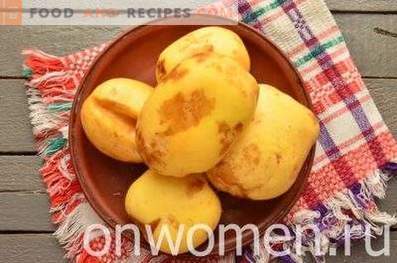 Jauni kartupeļi krāsnī