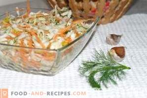 Kāpostu un burkānu salāti ar ķiplokiem, kas pagatavoti ar etiķi