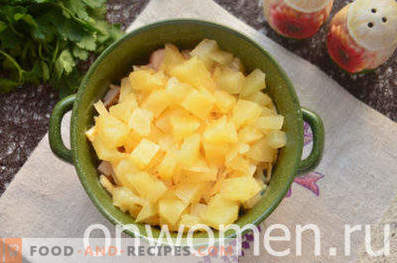 Salāti ar kūpinātu vistu, ananāsu, sieru, olu