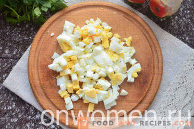 Salāti ar kūpinātu vistu, ananāsu, sieru, olu