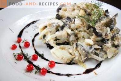 Salāti ar baklažāniem, olām un marinētiem sīpoliem